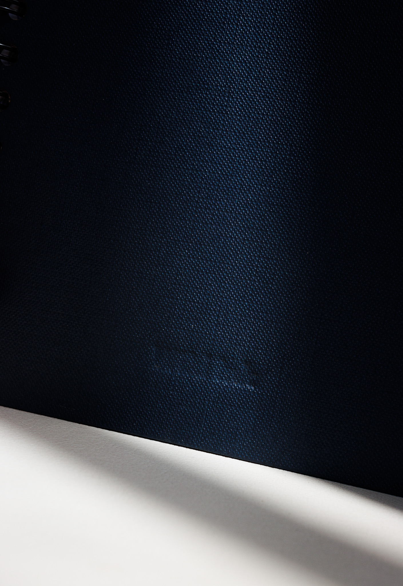 Detalle en primer plano de la textura azul de un sketchbook Wild Ink